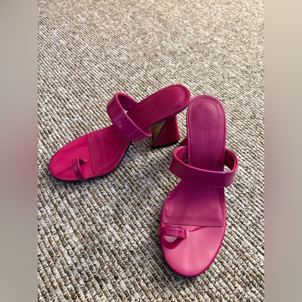 NWOT STEVE MADDEN HEELED SANDALS